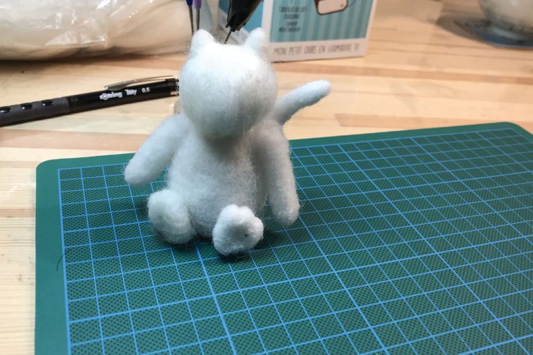 atelier laine cardée, chat en laine cardée en cours de création